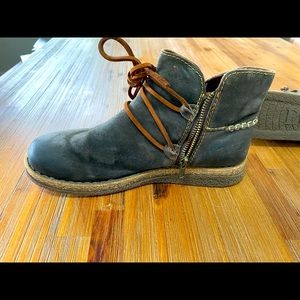 Born grey booties with leather laces